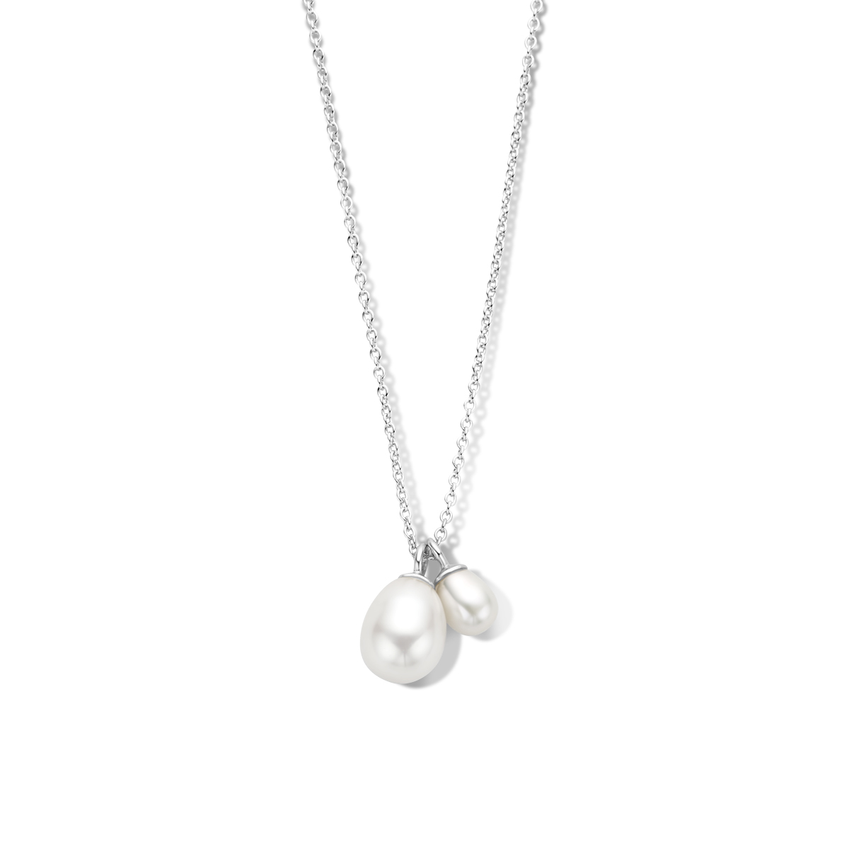 Gerhodineerd 925 zilveren collier uitgevoerd met zoetwaterparels en een karabijnsluiting. Het collier heeft een schakelbreedte van 1mm en een draaglengte van 42cm met 4cm extensie.