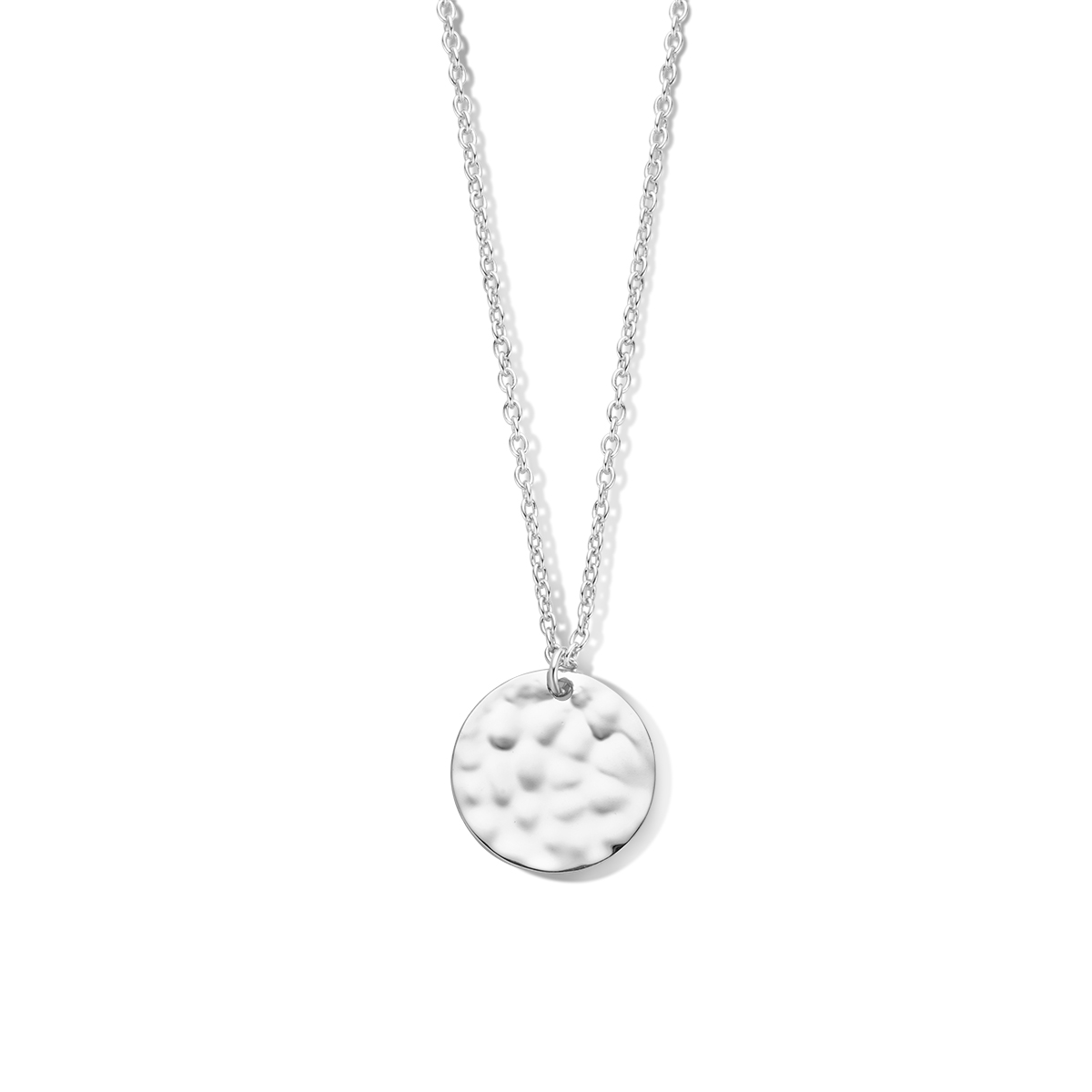 Gerhodineerd 925 zilveren uitgevoerd met een gehamerde ronde hanger en een karabijn sluiting. Het collier heeft een schakelbreedte van 1.2mm. De draaglengte is 42cm met 4cm extensie.