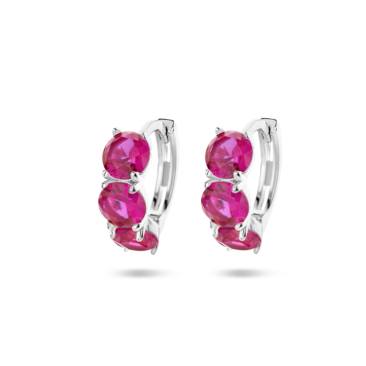 Gerhodineerd 925 zilveren klapoorringen uitgevoerd met robijnkleurige zirkonia. De klapoorringen hebben een afmeting van 11x4mm.