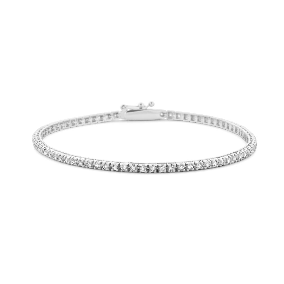14k Witgouden tennisarmband uitgevoerd met schitterende lab grown diamanten. De tennisarmband heeft een draaglengte van 17.5cm en een schakelbreedte van 2mm. Het diamantgewicht is 1.00ct. Lab grown diamanten zijn diamanten die ontstaan in een laboratorium. Onder extreem hoge druk en temperatuur wordt het natuurlijk ontstaansproces nagebootst met als eindresultaat een diamant met dezelfde chemische eigenschappen maar met een andere oorsprong.