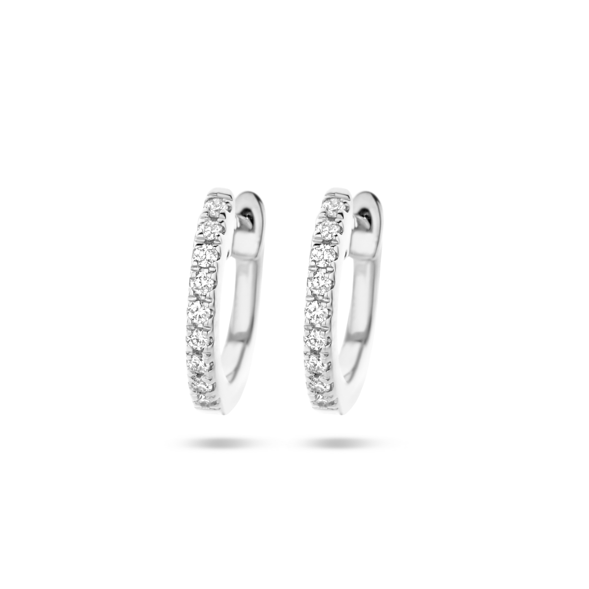 14k Witgouden klapoorringen uitgevoerd met een schitterende diamant rij. De klapoorringen hebben een afmeting van 9.5x1.5mm en het diamantgewicht is 0.06ct (2x 0.03ct).