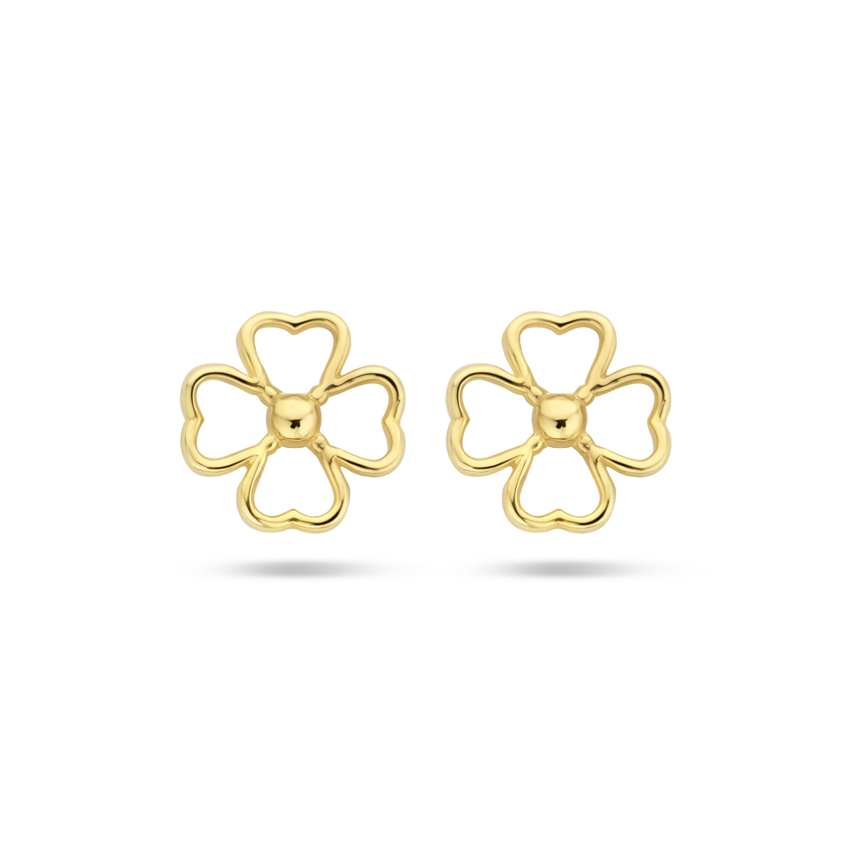 14k Geelgouden oorknoppen in de vorm van een klaver. De oorknoppen hebben een afmeting van 6x6mm.