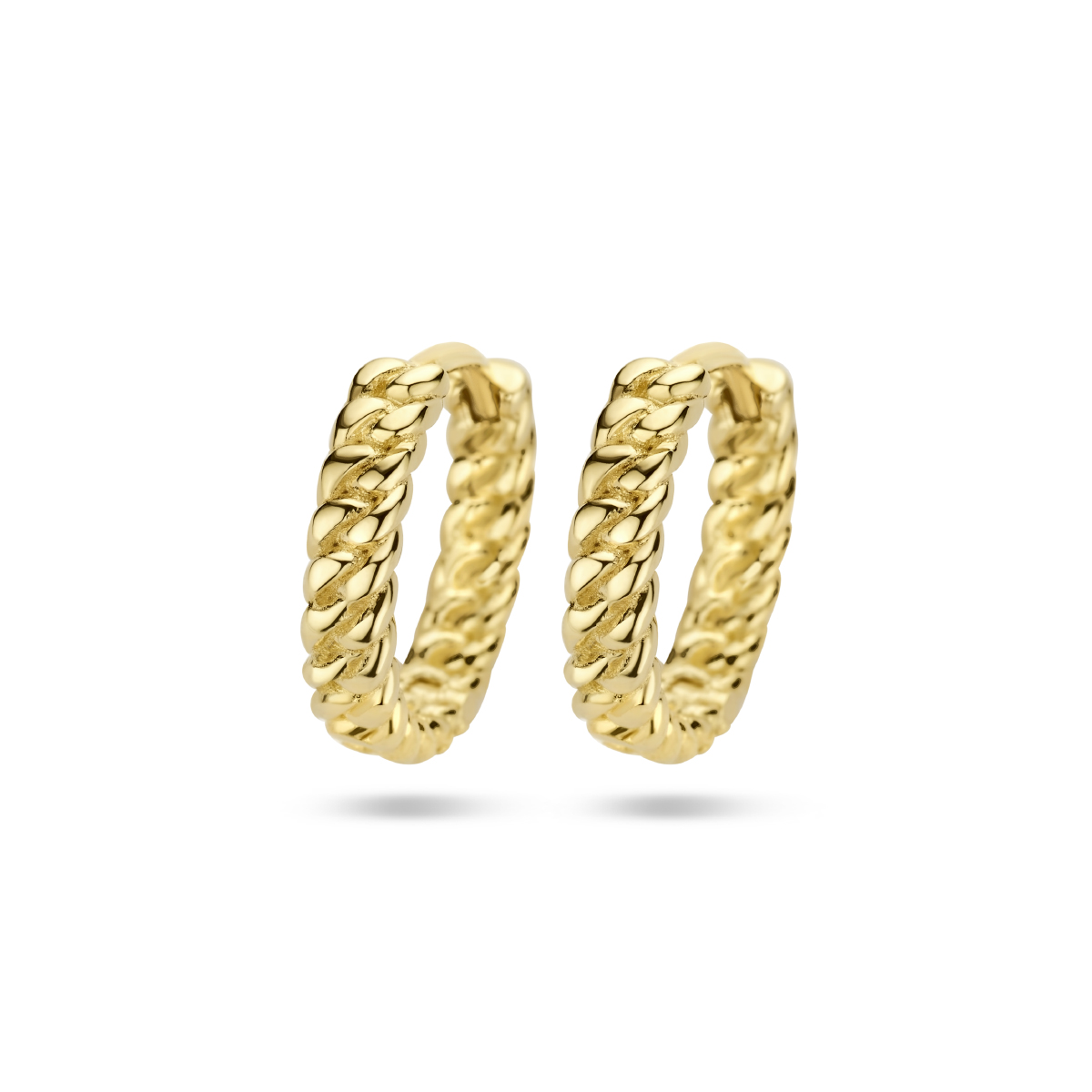 14k Geelgouden klapoorringen met een schakelmotief. De oorringen hebben een breedte van 4.5mm en is voorzien van een schakelmotief