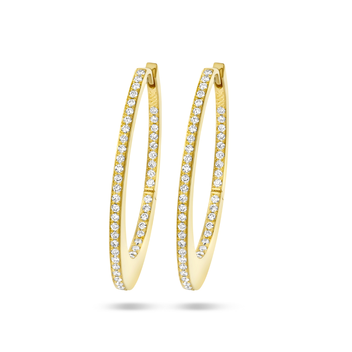 14k Geelgouden klapoorringen uitgevoerd met een schitterende diamant rij. De klapoorringen hebben een afmeting van 28x1.6mm met een diamantgewicht van 0.42ct (2x 0.21ct).