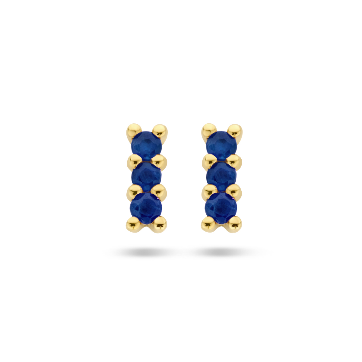 14k Geelgouden oorknoppen uitgevoerd met schitterende saffier. De oorknoppen hebben een afmeting van 7x2.5mm. De saffier heeft een steengewicht van 0.228ct (2x 0.114ct).