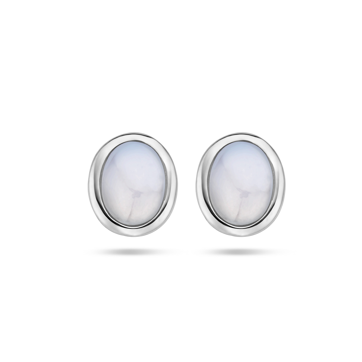 Gerhodineerd 925 zilveren oorknoppen uitgevoerd met wit chalcedoon. De oorknoppen hebben een afmeting van 10x8mm.