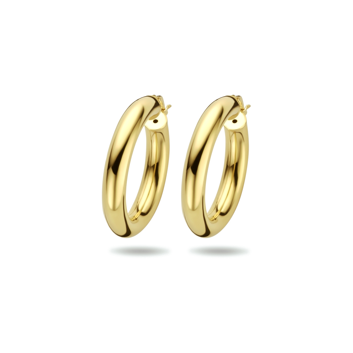 Geelgoud op 925 zilveren oorringen. De oorringen hebben een dikte van 5mm en een diameter van 30mm.