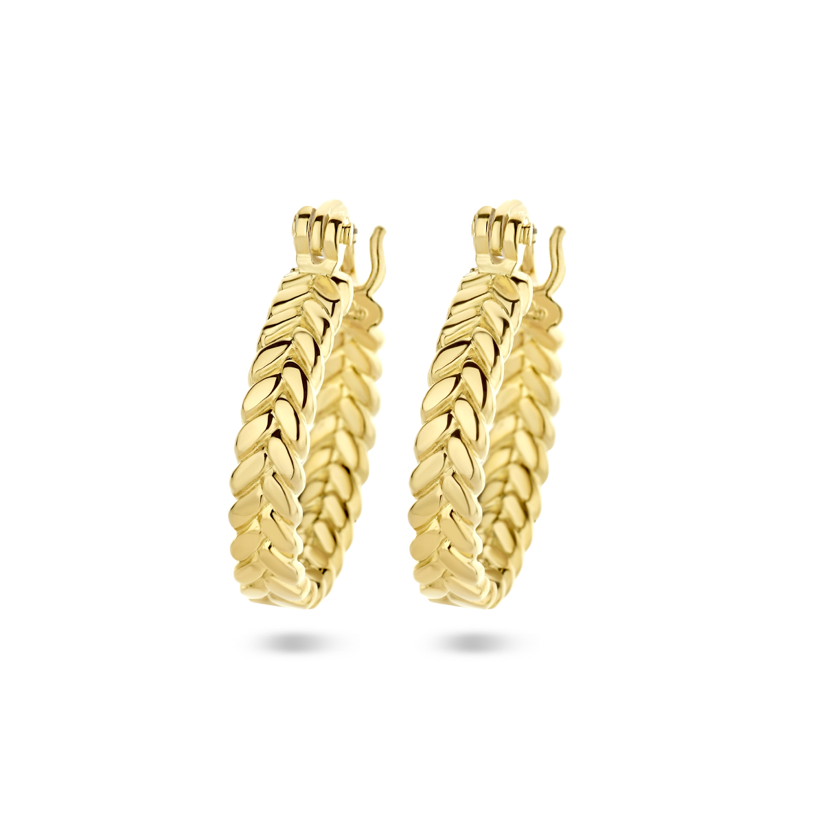 Geelgoud op 925 zilveren oorringen met een diameter van 16mm. Geen garantie op plating.