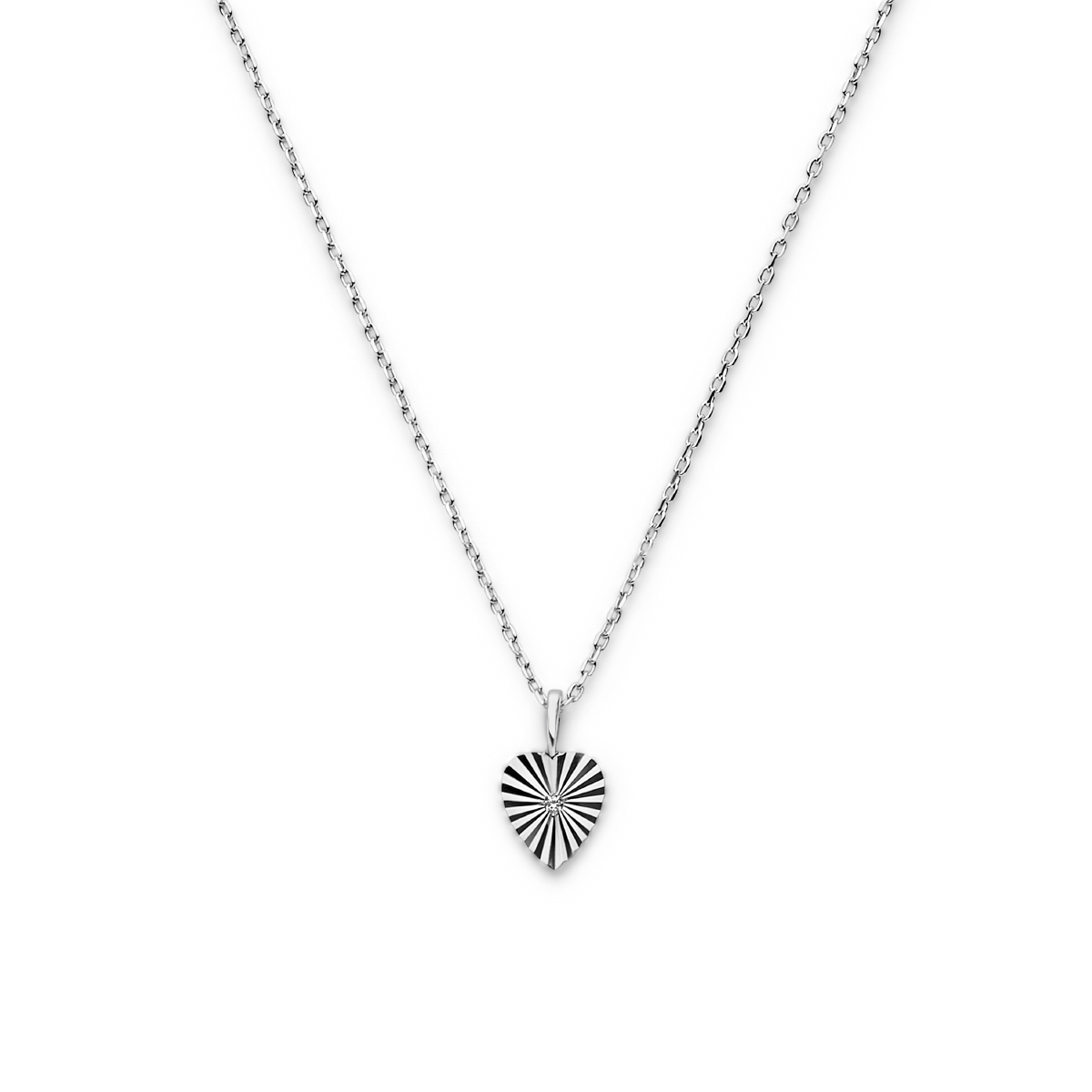 Gerhodineerd 925 zilveren collier uitgevoerd met een hart en zirkonia. Het collier heeft een draaglengte 41cm en een extensie van 4cm. De schakelbreedte is 1.3mm.