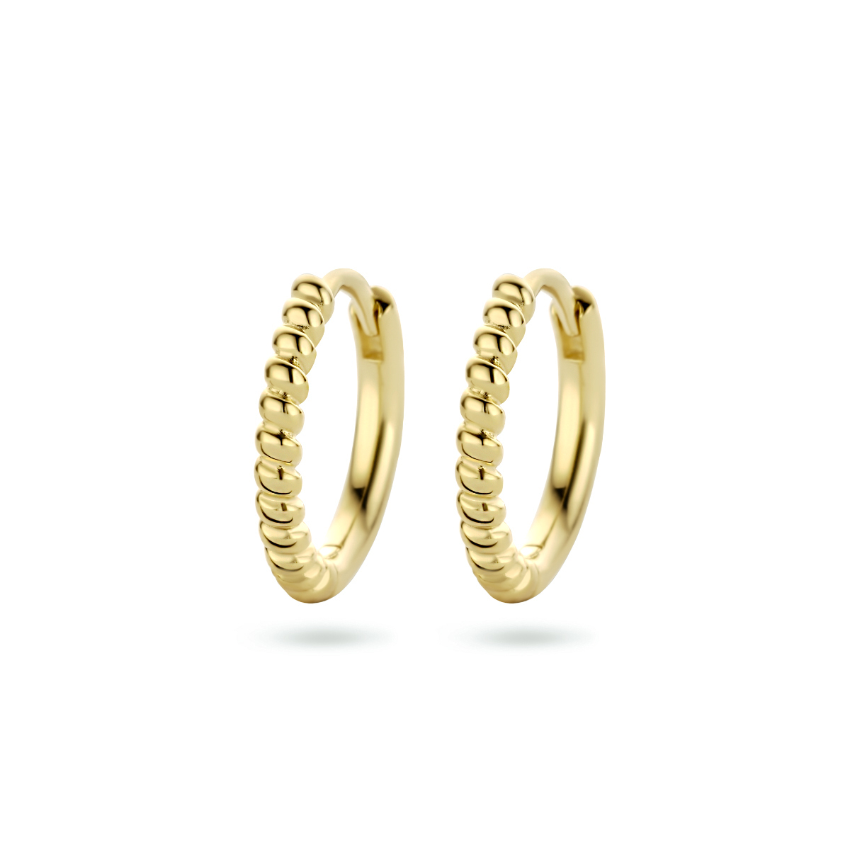 Geelgoud op 925 zilveren klapoorringen met een breedte van 2mm. Geen garantie op plating.