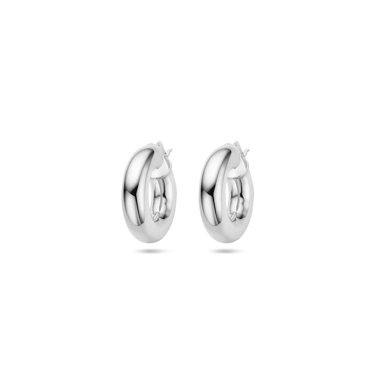 Gerhodineerd 925 zilveren oorringen met een ronde buis. De buis heeft een dikte van 6mm.