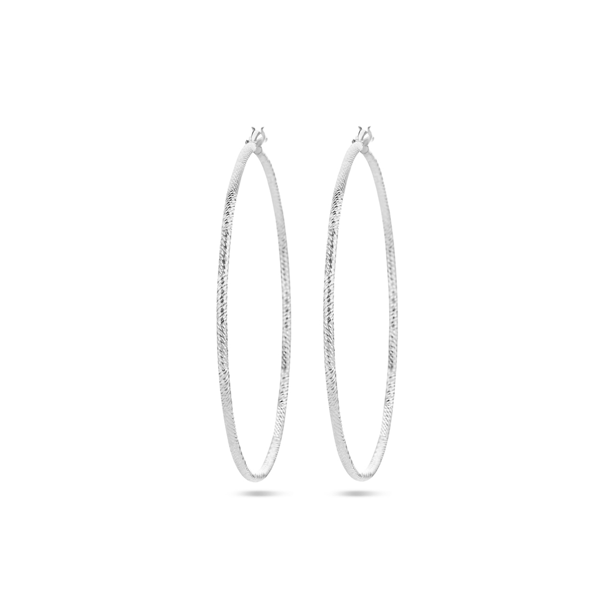 Gerhodineerd 925 zilveren oorringen met een ronde buis. De oorringen hebben een dikte van 1.5mm.