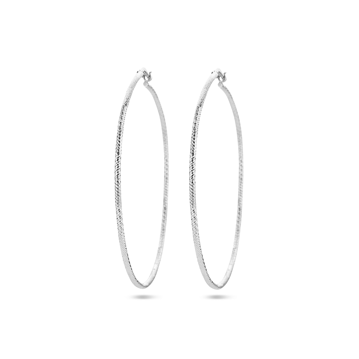 Gerhodineerd 925 zilveren oorringen met een ronde buis. De oorringen hebben een dikte van 1.5mm.