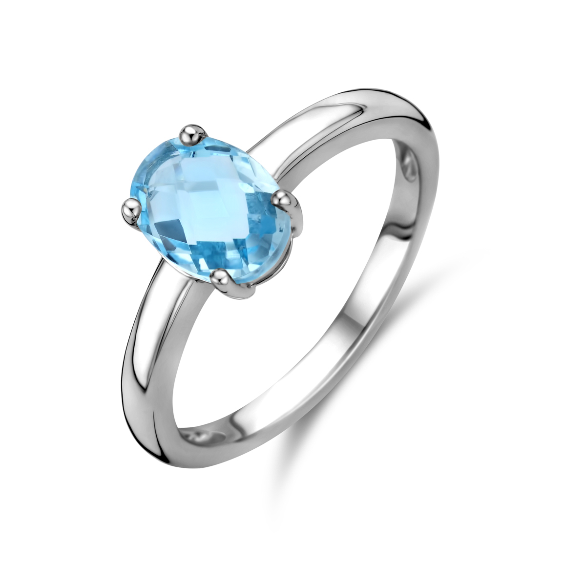 Gerhodineerd 925 zilveren ring uitgevoerd met blauw topaas. De ring heeft een breedte van 8mm.