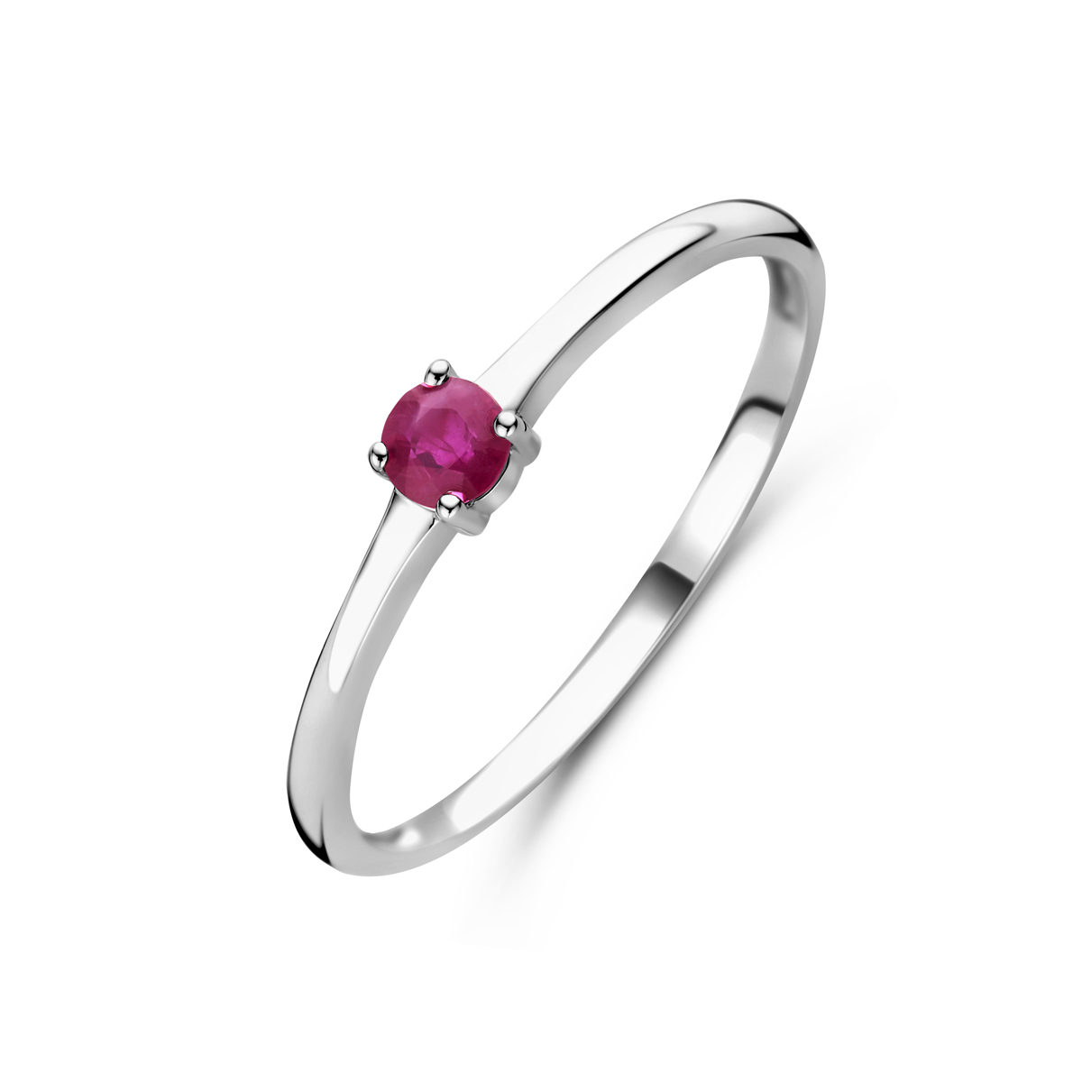 Gerhodineerd 925 zilveren ring uitgevoerd met een schitterende robijn, de geboortesteen van de maand juli. De ring heeft een breedte van 3mm.