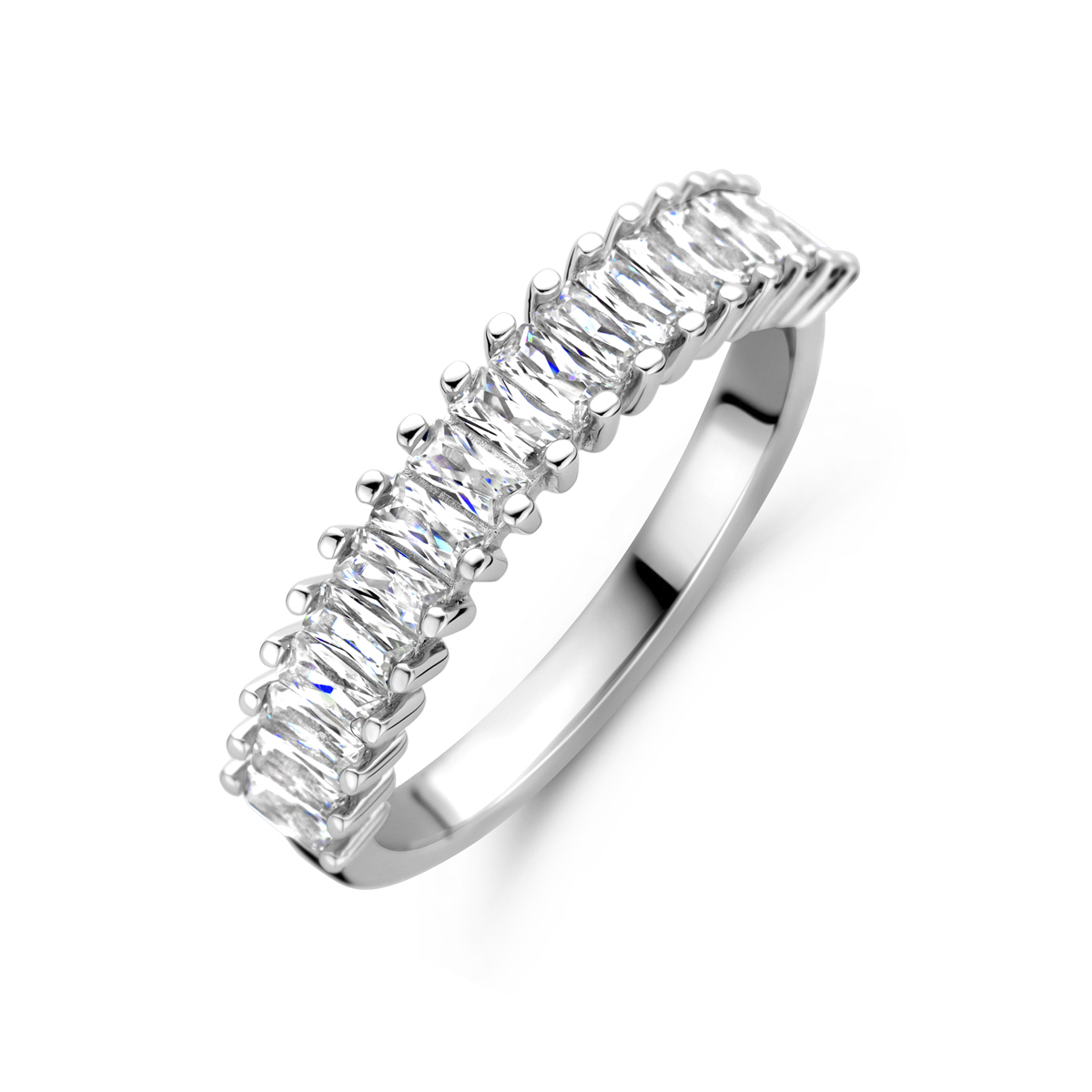 Gerhodineerd 925 zilveren ring uitgevoerd met zirkonia rij. De ring heeft een breedte van 4.5mm.