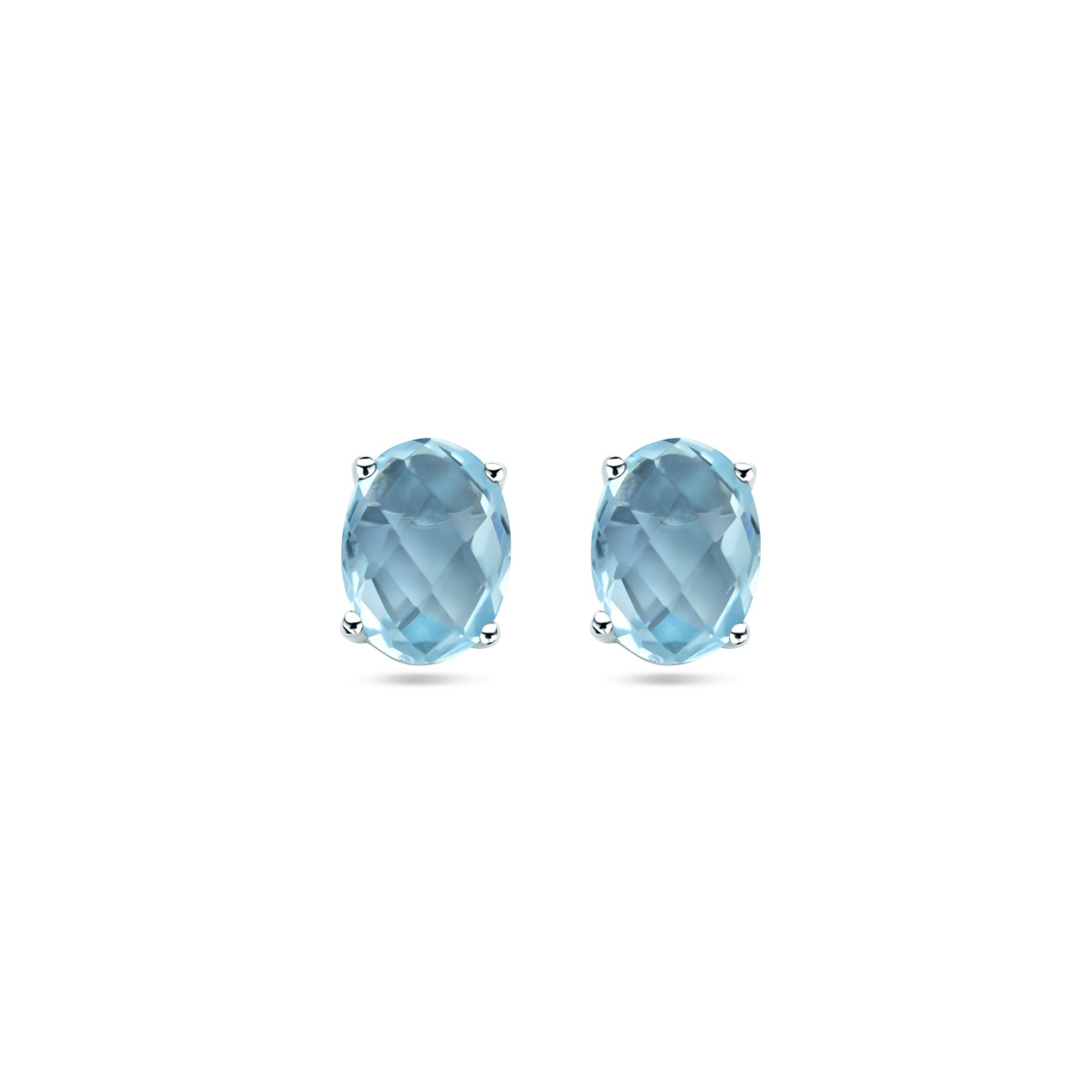 Gerhodineerd 925 zilveren oorknoppen uitgevoerd met blauw topaas. De steen heeft een afmeting van 8x6mm.