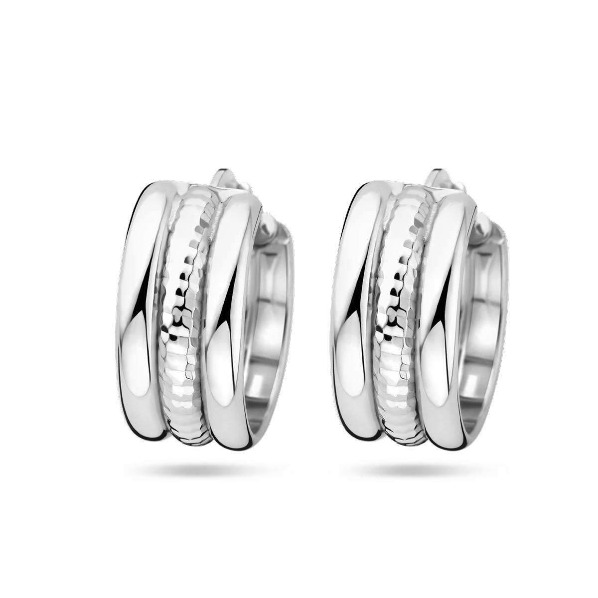 Gerhodineerd 925 zilveren klapoorringen. De oorringen hebben een diameter van 18.2mm.