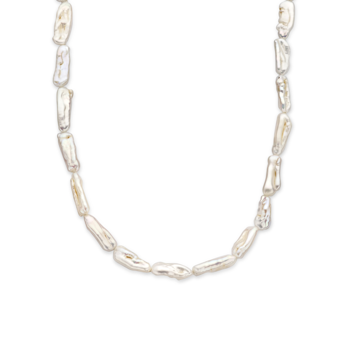 Gerhodineerd 925 zilveren collier uitgevoerd met zoetwaterparels. Het collier heeft een draaglengte van 42cm en een extensie van 5cm. Uitgevoerd met een karabijn sluiting.