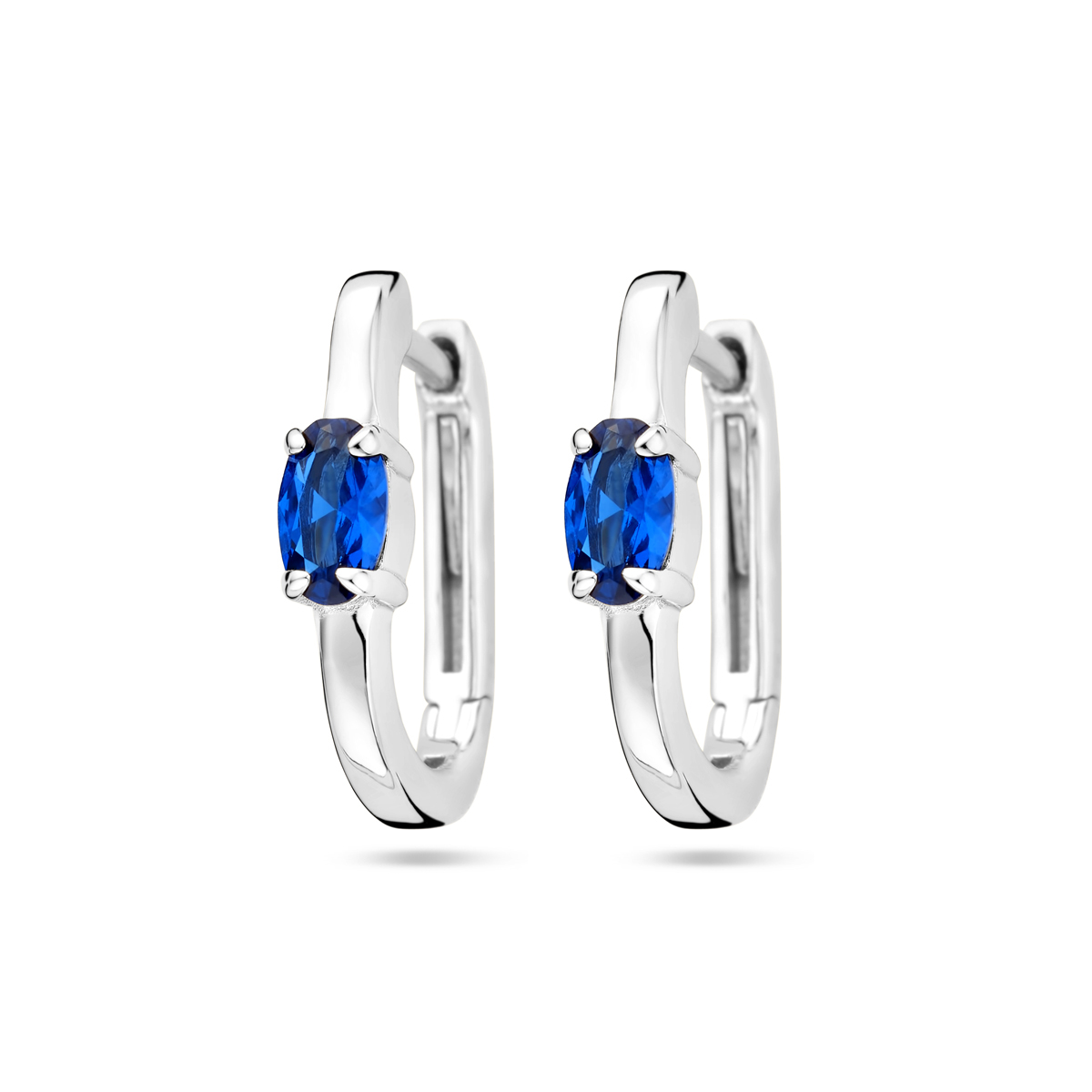 Gerhodineerd zilveren klapoorringen uitgevoerd met blauw zirkonia. De klapoorringen hebben een afmeting van 14.5x3mm.