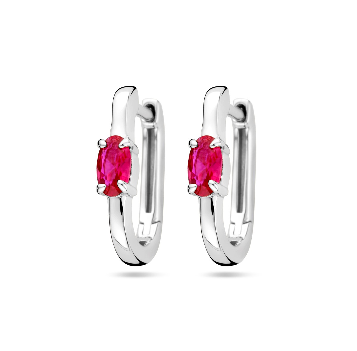Gerhodineerd zilveren klapoorringen uitgevoerd met rood zirkonia. De klapoorringen hebben een afmeting van 14.5x3mm.