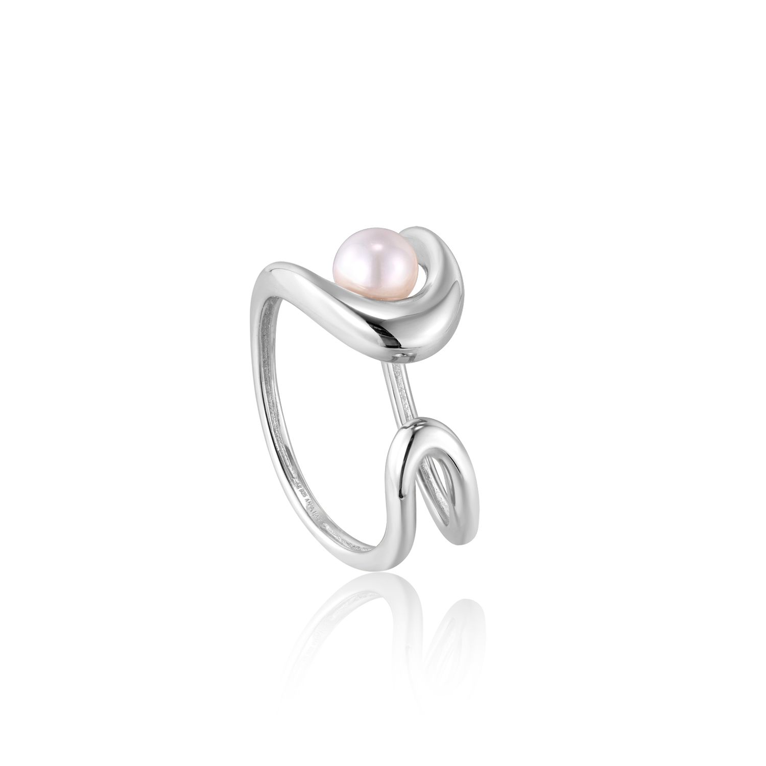 Voeg wat hedendaagse kunst toe aan je sieradencollectie! De ring is gemaakt van gold plating en heeft een prachtige organische vorm met een glanzende parel. Een gedurfd sieraad met een knipoog naar de trends van dit seizoen.

HET MERK
Geïnspireerd door de laatste fashion trends is Ania Haie het toonaangevende sieradenmerk voor hoogkwalitatieve maar ook betaalbare zilveren sieraden, zonder op de kwaliteit in te leveren. Iedere collectie is gebaseerd op de laatste catwalktrends, waardoor Ania Haie snel tot hét sieradenmerk voor stijlbewuste consumenten is verkozen. Elk sieraad wordt ontworpen om te combineren met andere sieraden waardoor je je eigen look kunt creëren. Maar ook zijn Ania Haie sieraden opvallend genoeg om op zichzelf te dragen. 

SPECIFICATIES
- Pearl Sculpted Adjustable Ring
- Ring
- 925 zilver met gold plating
- 12mm
- AH R043-02G