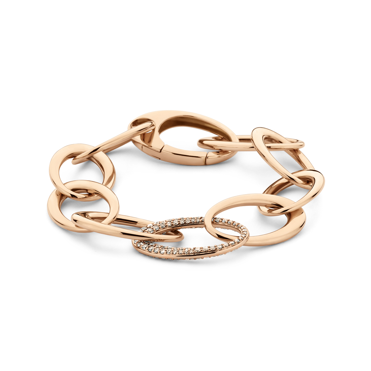 18k Rosegouden armband. De champagne diamanten hebben verschillende kleur gradaties voor een levendig effect. De armband heeft een draaglengte van 21cm. De schakelbreedte is 17.5mm. Uitgevoerd met een karabijn sluiting. 