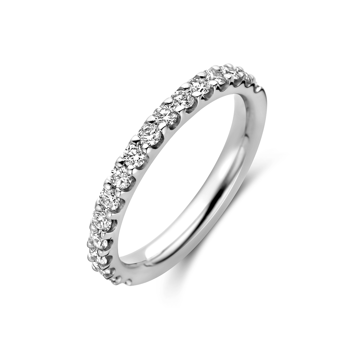 Platina ring uitgevoerd met diamant. De ring heeft een breedte van 2.4mm.