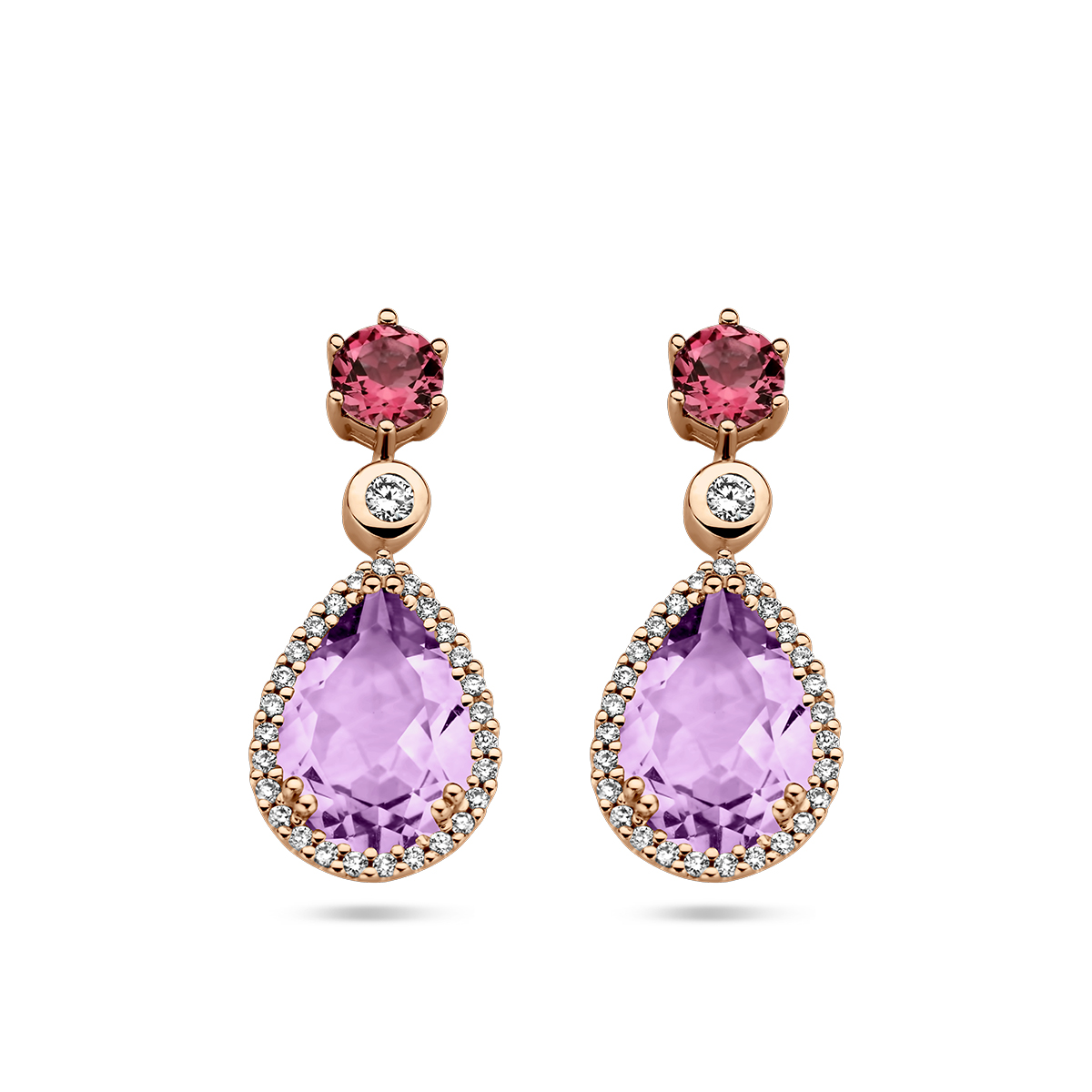 14k Rosegouden oorhangers uitgevoerd met rhodoliet, amethist en diamanten. De oorhangers hebben een totale hoogte van 21mm.