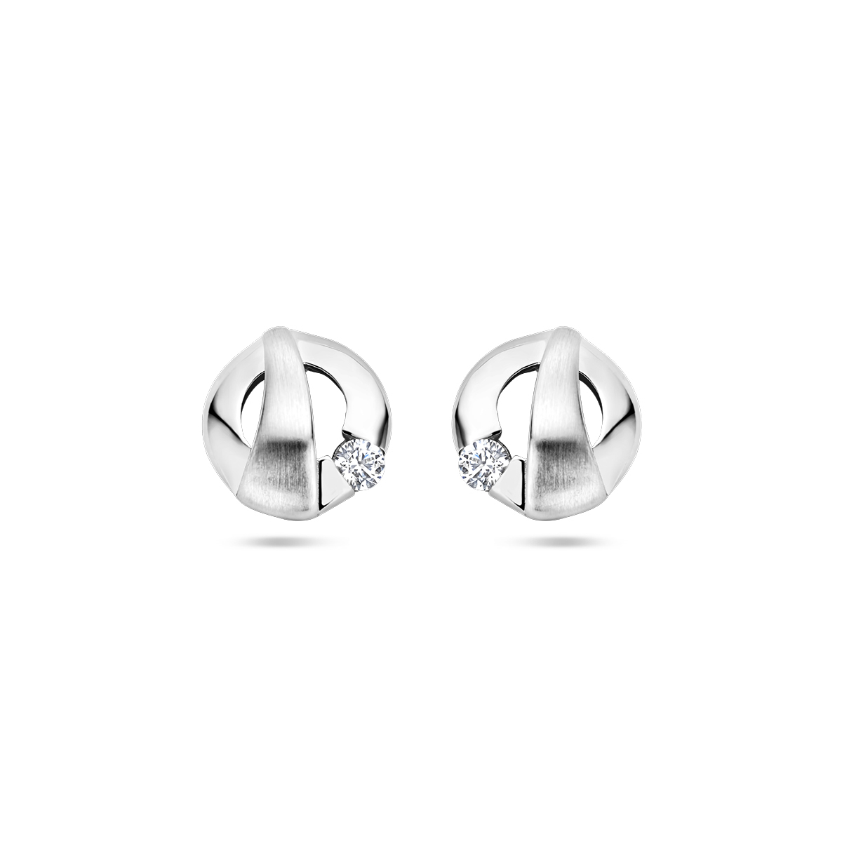Gerhodineerd 925 zilveren oorknoppen uitgevoerd met zirkonia. De oorknoppen hebben een diameter van 7.5mm.