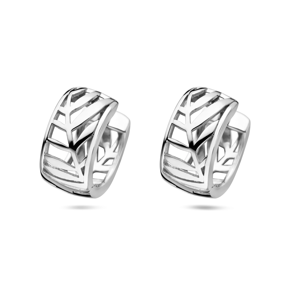 Gerhodineerd 925 zilveren klapoorringen. De oorringen hebben een diameter van 14.5mm.