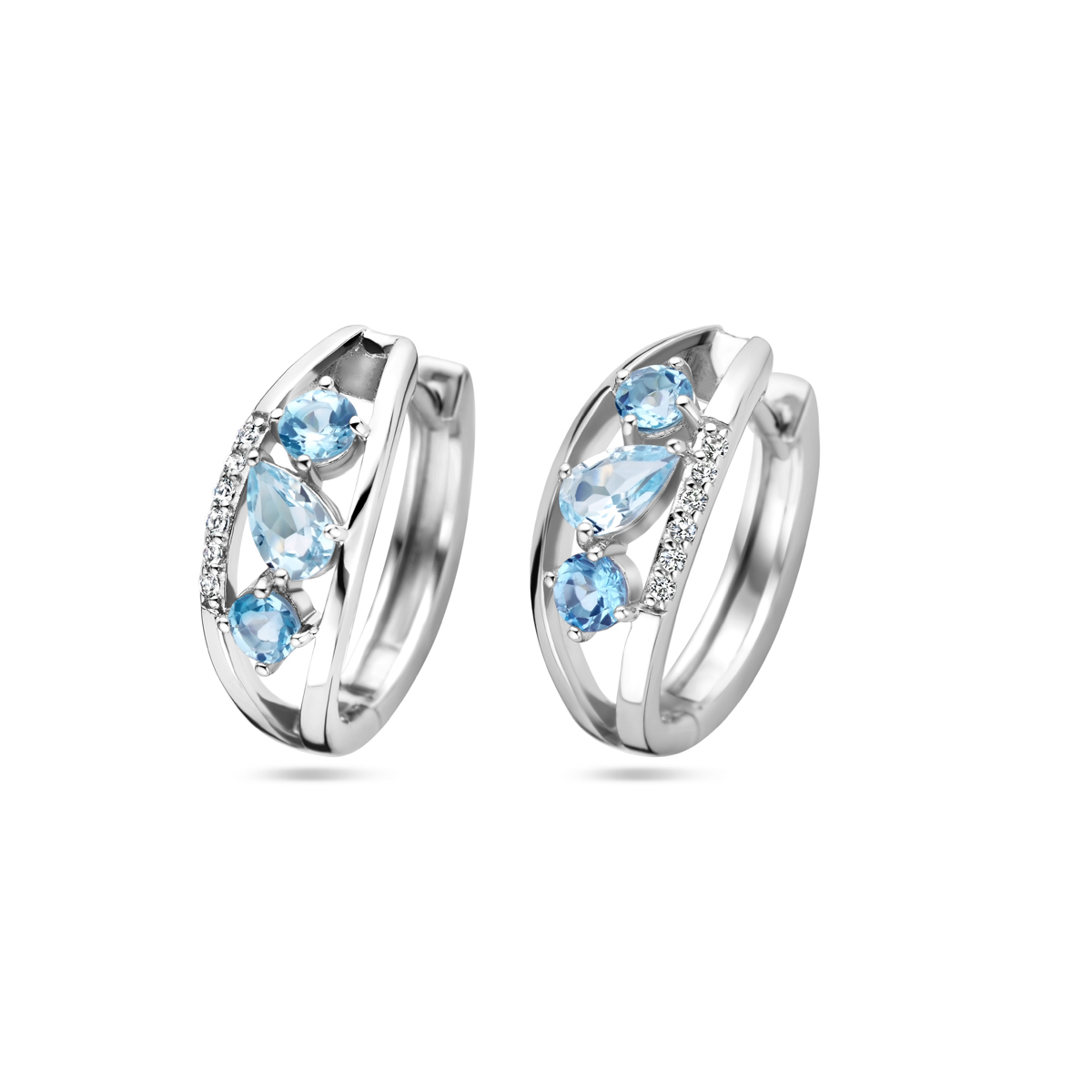 Gerhodineerd 925 zilveren klapoorringen uitgevoerd met blauw en wit topaas. De oorringen hebben totale hoogte van 18mm.