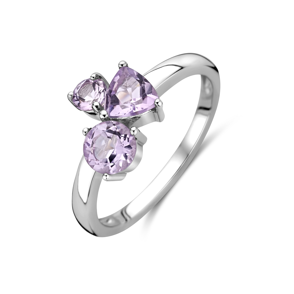 Gerhodineerd 925 zilveren ring uitgevoerd met amethist stenen. De ring heeft een breedte van 9.5mm.