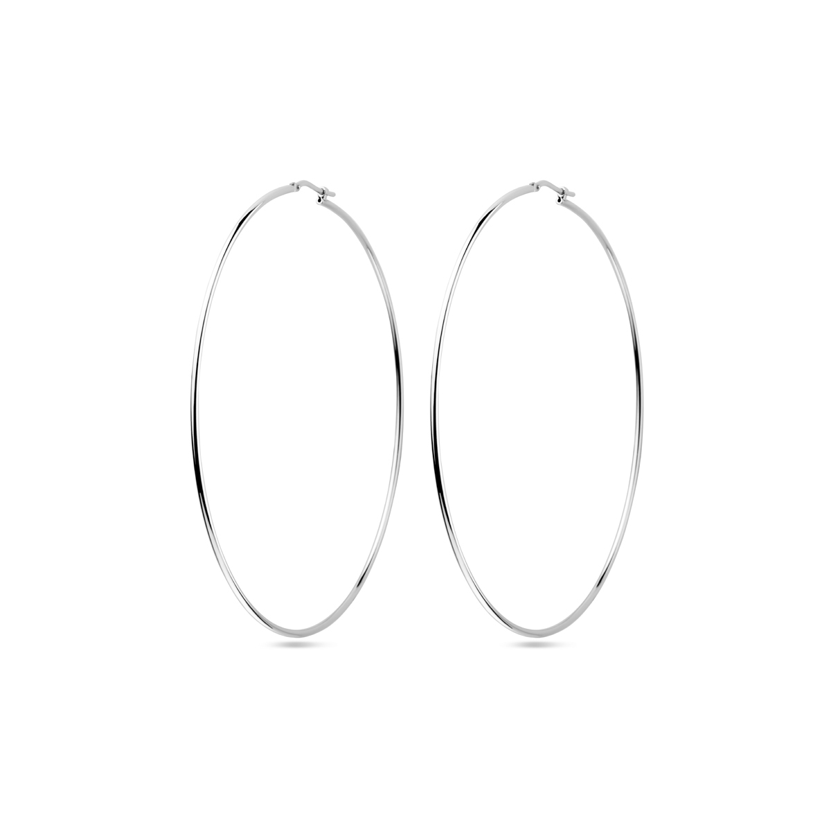 Gerhodineerd 925 zilveren oorringen met een dikte van 1.5mm.