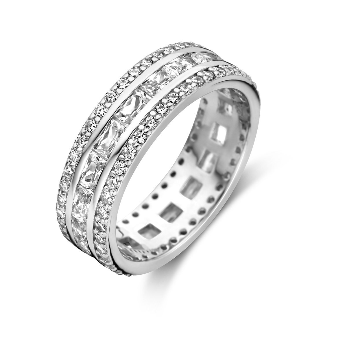 Gerhodineerd 925 zilveren ring uitgevoerd met zirkonia. De ring heeft een breedte van 6mm.