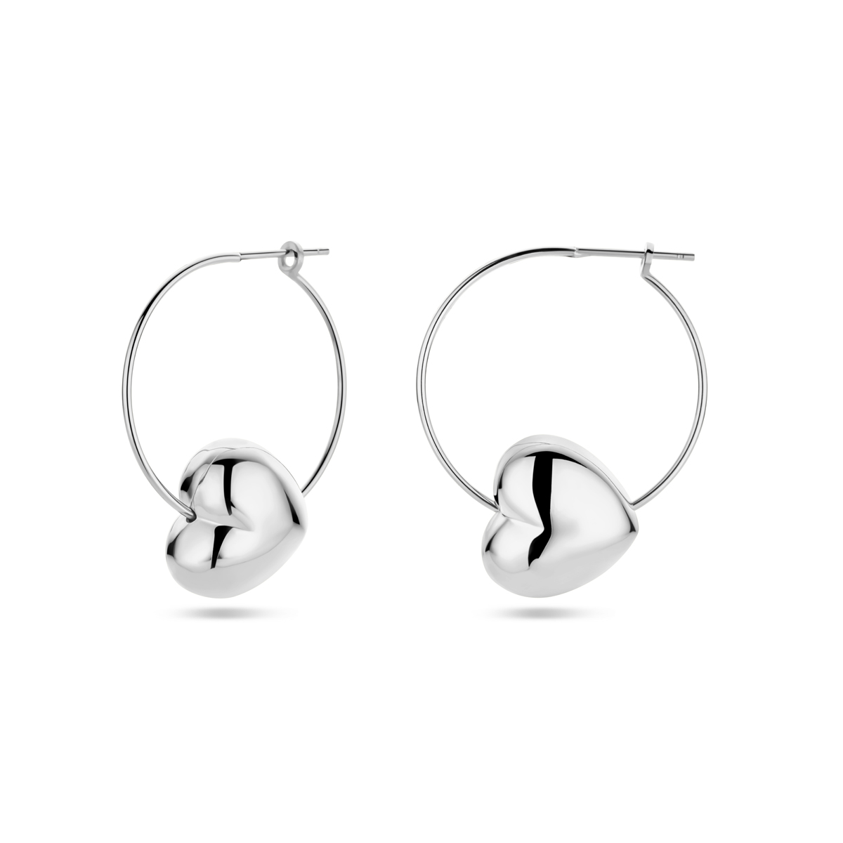 Gerhodineerd 925 zilveren oorringen uitgevoerd met een hart. De oorringen hebben een afmeting van 30x1mm.