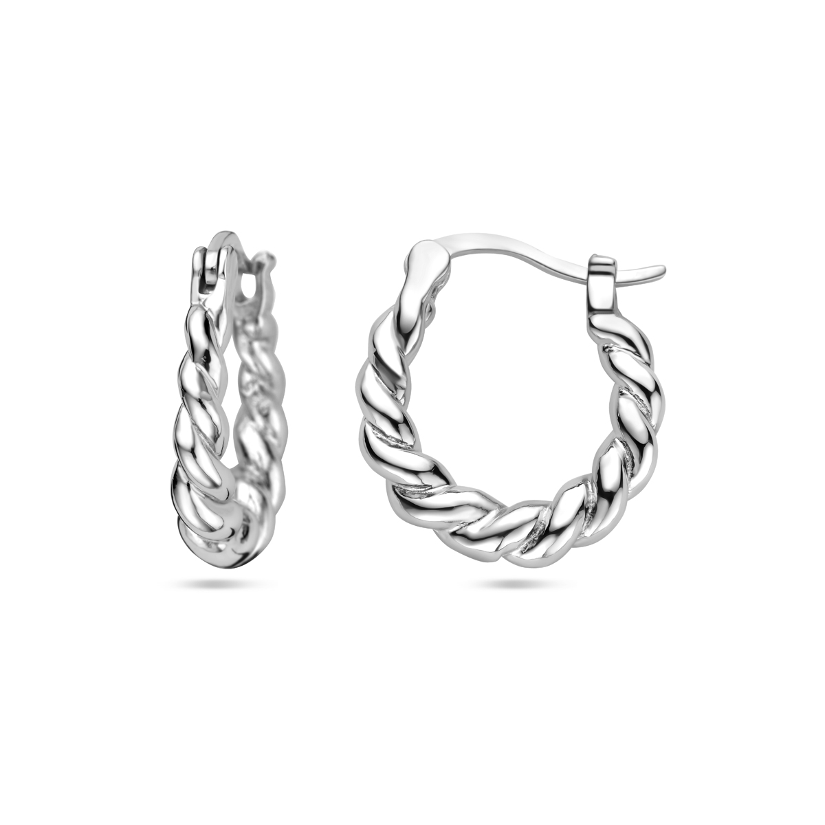 De zilveren creolen hebben een gedraaide vorm en een breedte van 3,5 mm. Ze zijn gemaakt van zilver en wegen 3,5 gram. De glanzende zilverkleur maakt ze perfect voor elke gelegenheid. Draag deze elegante oorbellen met uw haar omhoog om de verfijnde glans en het gedraaide ontwerp optimaal te accentueren.