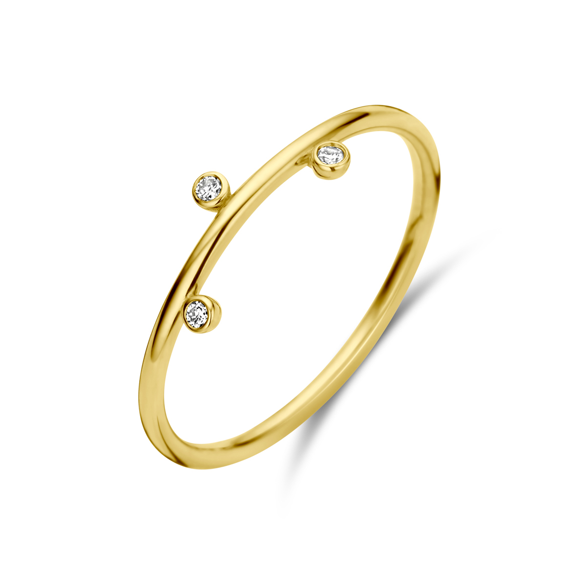 14k Geelgouden ring uitgevoerd met schitterende diamant. De ring heeft een breedte van 4.5mm.