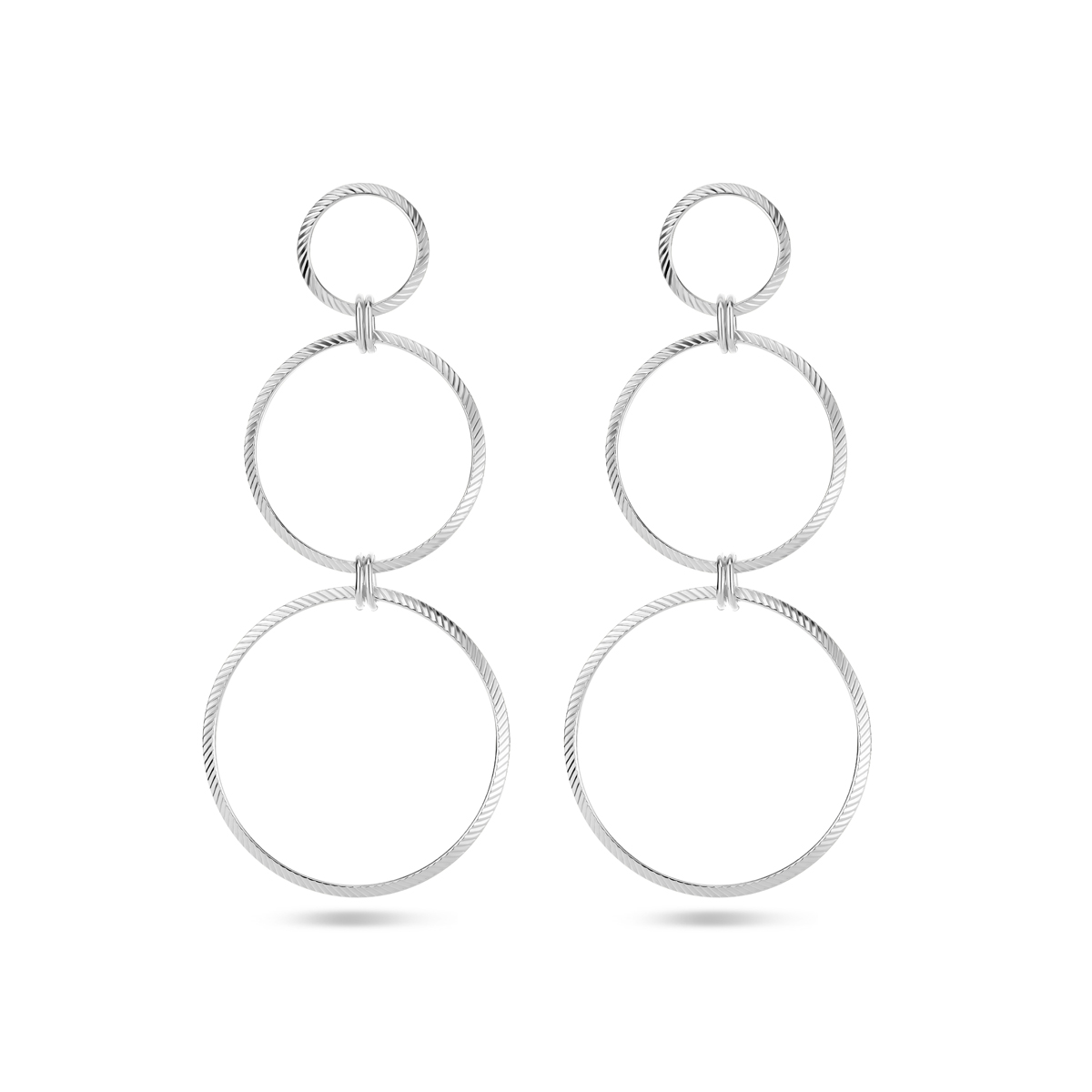 Gerhodineerd 925 zilveren oorhangers uitgevoerd met cirkels. De oorhangers hebben een totale hoogte van 10cm.