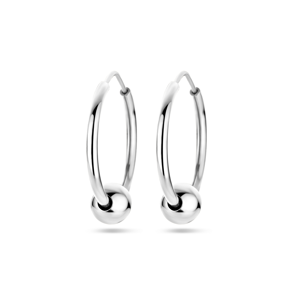 Gerhodineerd 925 zilveren oorringen uitgevoerd met een bolletje. De oorringen hebben een afmeting van 20x2mm.