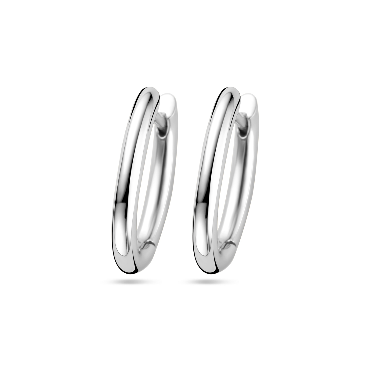 Gerhodineerd 925 zilveren klapoorringen met een afmeting van 15x2mm.
