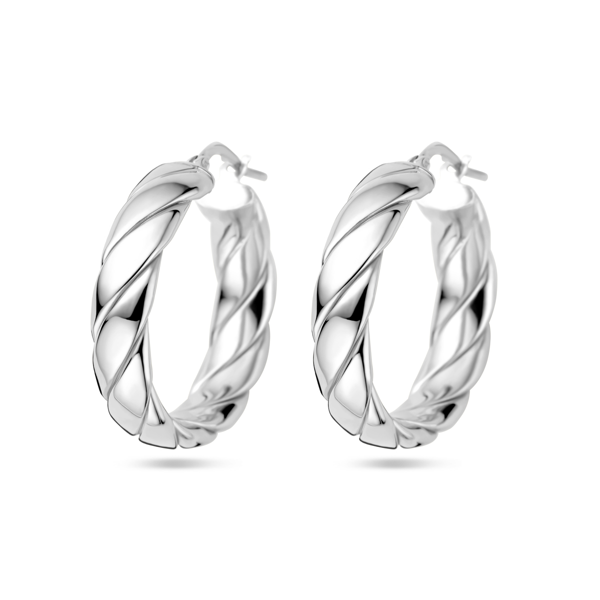 Deze prachtige zilveren oorringen hebben een gedraaid design wat ze uniek en elegant maakt. De oorbellen zijn perfect voor dagelijks gebruik of voor speciale gelegenheden. Draag ze met je favoriete outfit voor een subtiele touch of combineer ze met andere zilveren sieraden voor een complete look. Deze oorringen zijn een tijdloze toevoeging aan je collectie.
