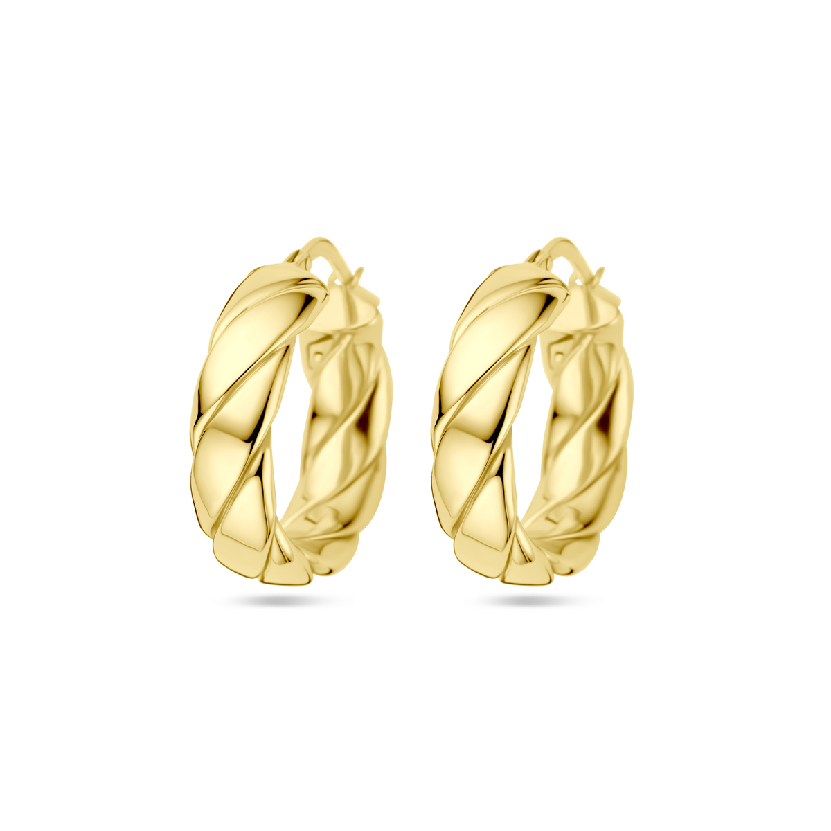 Geelgoud op 925 zilveren oorringen met een breedte van 6mm. Geen garantie op de plating.