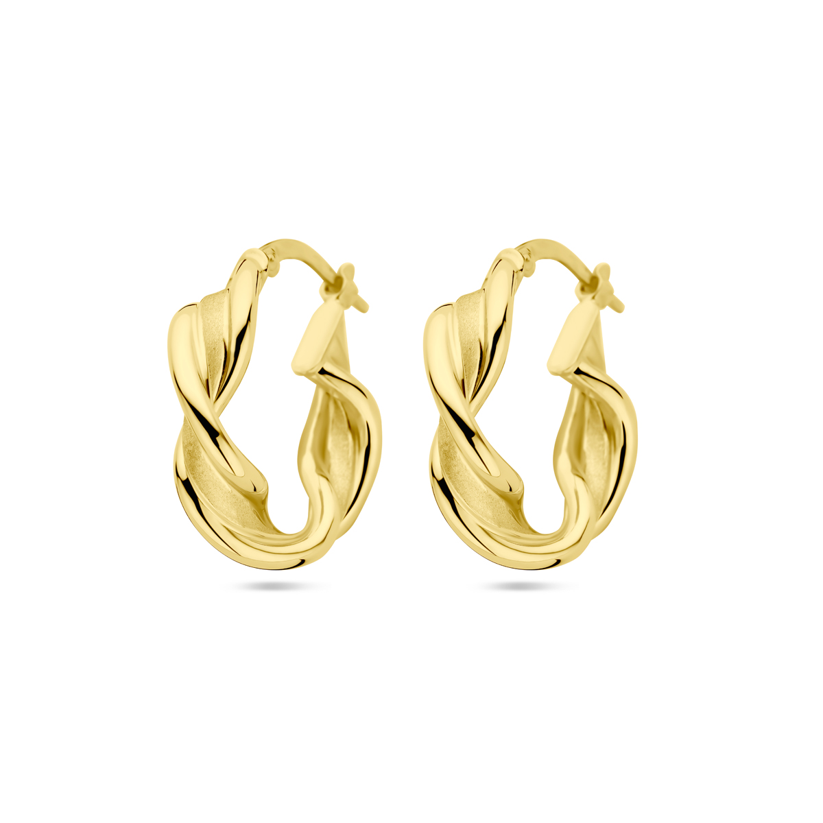 14k Geelgouden oorringen met een breedte van 5.5mm.