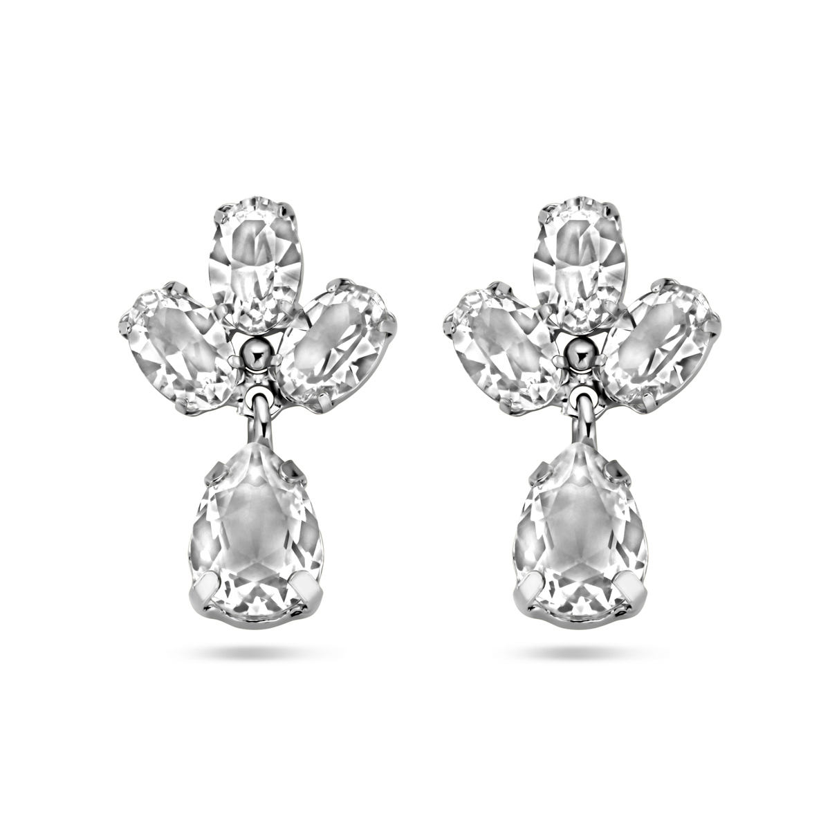 Gerhodineerd 925 zilveren oorhangers uitgevoerd met swarovski stenen. De oorhangers hebben een totale hoogte van 20mm.