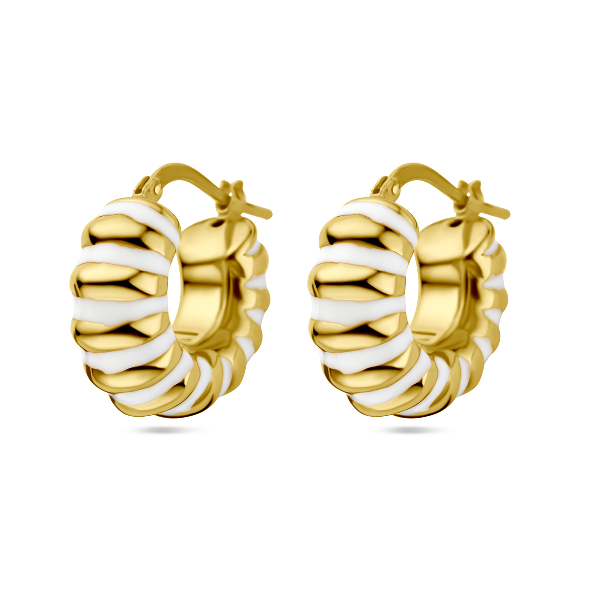 Geelgoud op 925 zilveren oorringen uitgevoerd met wit emaille. De oorringen hebben een afmeting van 19x8mm. Geen garantie op de plating.