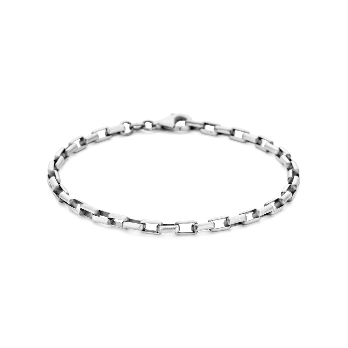 Geoxideerd 925 zilveren armband met een schakelbreedte van 4mm. De armband is uitgevoerd met een karabijn sluiting.