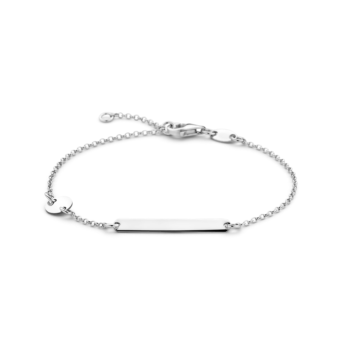 Gerhodineerd 925 zilveren graveerarmband met een plaat van 26x3.5mm en een cirkel. De armband heeft draaglengtes van 16cm en 18cm. De schakelbreedte is 1.3mm en de dikte van de plaat is 0.5mm. Uitgevoerd met een karabijn sluiting.
