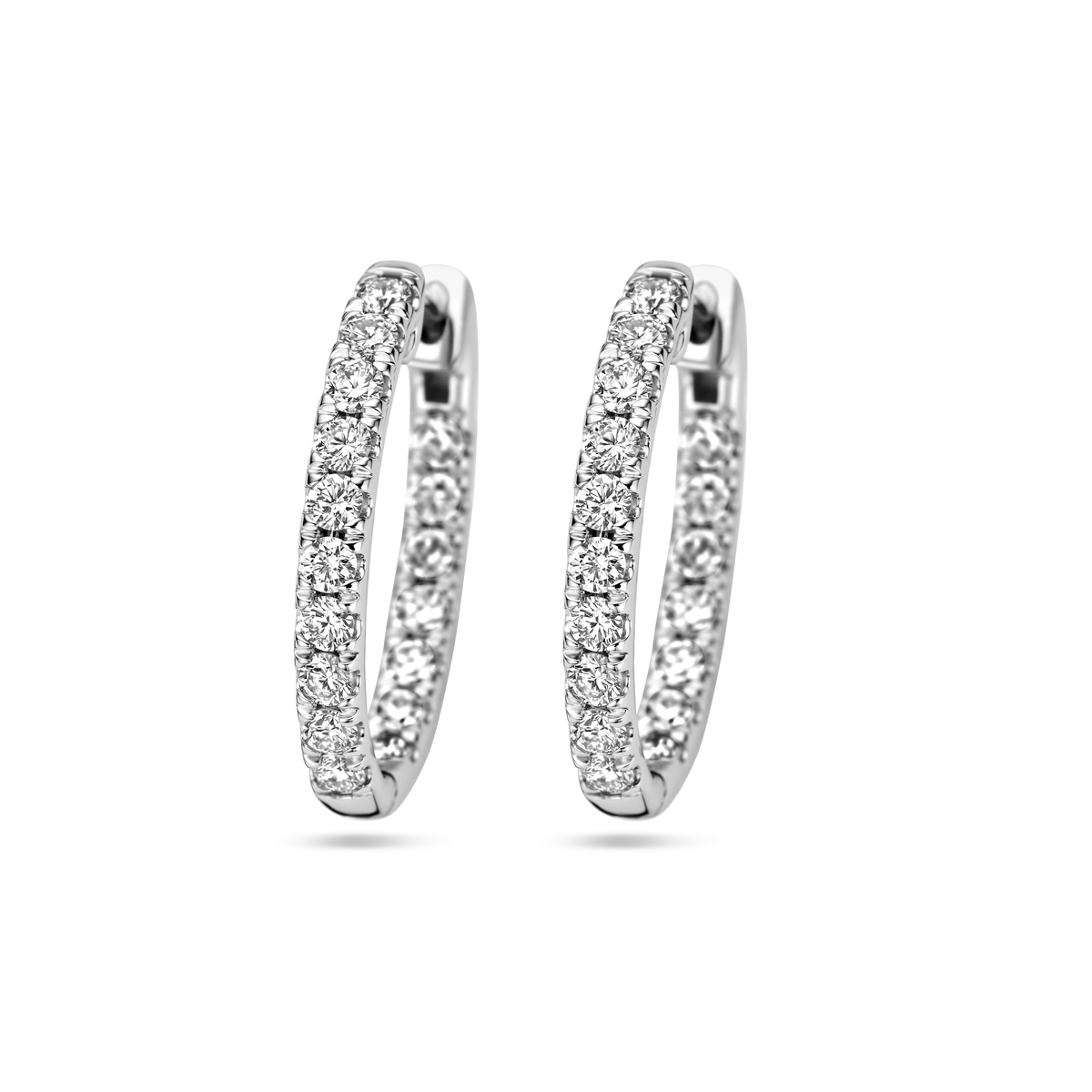 14k Witgouden klapoorringen uitgevoerd met lab grown diamant. De klapoorringen hebben een diameter van 20mm. De totale diamantgewicht is 0.96ct.