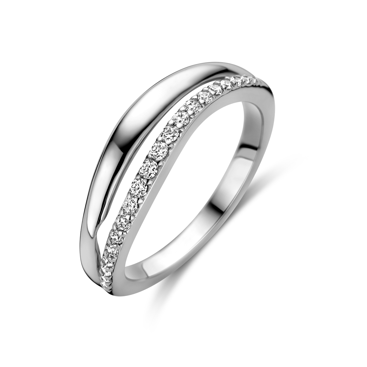 Gerhodineerd 925 zilveren ring uitgevoerd met zirkonia. De ring heft een breedte van 5.5mm.